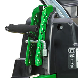 Trattorino rasaerba a scarico laterale John Deere Z515 E a sterzata zero da 708cm3 con piatto di taglio da 122cm.