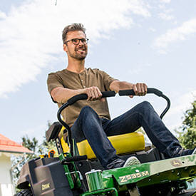 Trattorino rasaerba a scarico laterale John Deere Z515 E a sterzata zero da 708cm3 con piatto di taglio da 122cm.