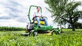 Trattorino rasaerba a scarico laterale John Deere Z515 E a sterzata zero da 708cm3 con piatto di taglio da 122cm.
