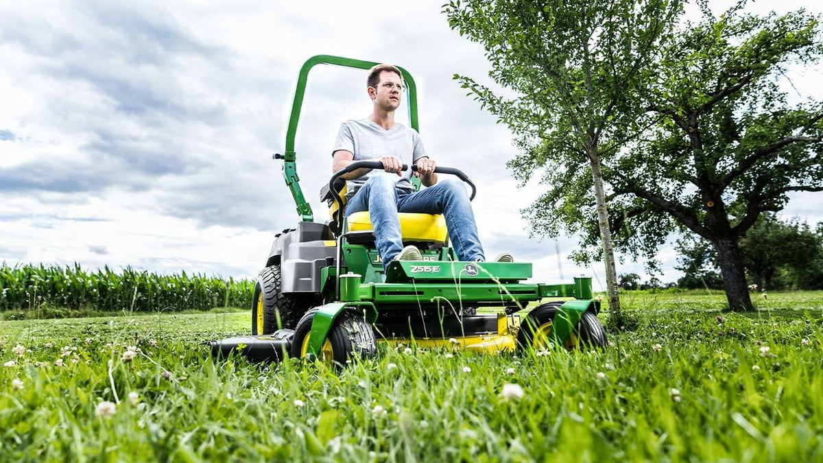 Trattorino rasaerba a scarico laterale John Deere Z515 E a sterzata zero da 708cm3 con piatto di taglio da 122cm.