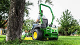Trattorino rasaerba a scarico laterale John Deere Z515 E a sterzata zero da 708cm3 con piatto di taglio da 122cm.