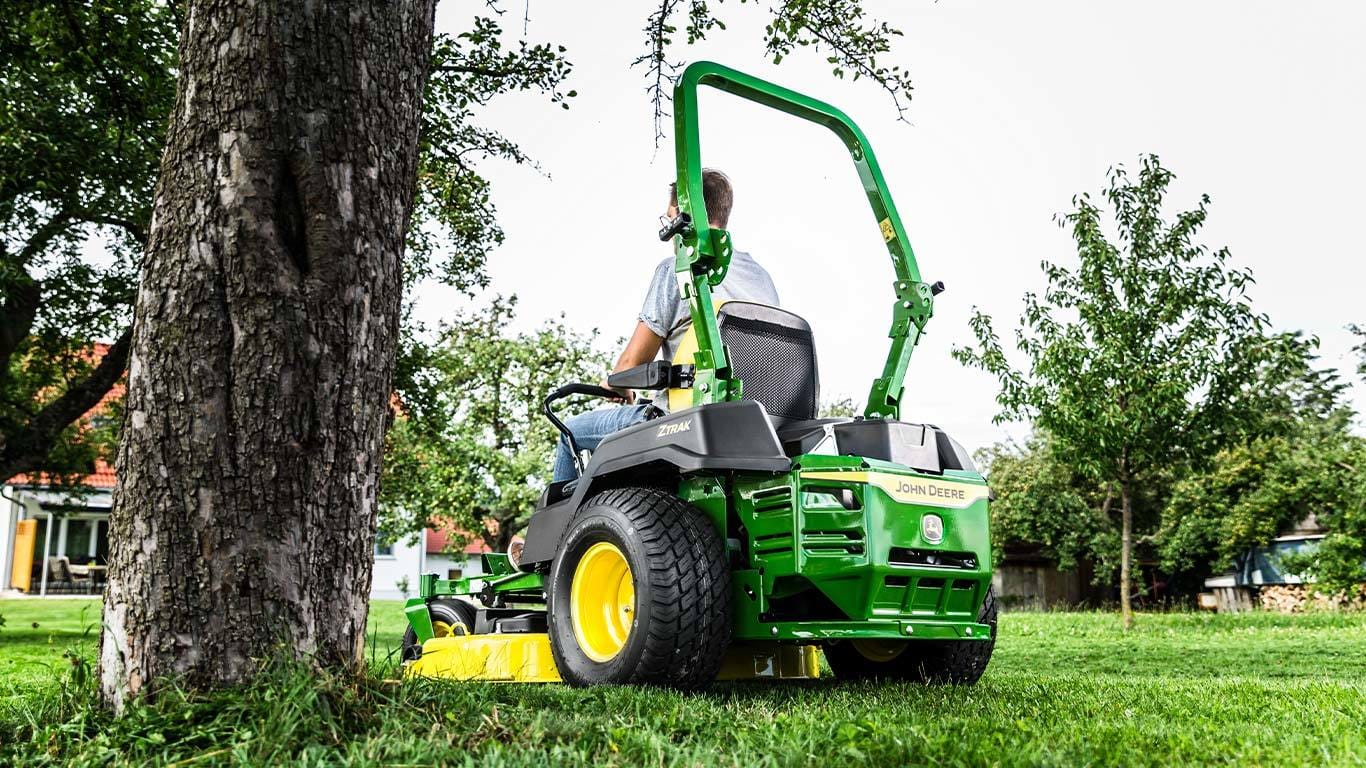 Trattorino rasaerba a scarico laterale John Deere Z515 E a sterzata zero da 708cm3 con piatto di taglio da 122cm.