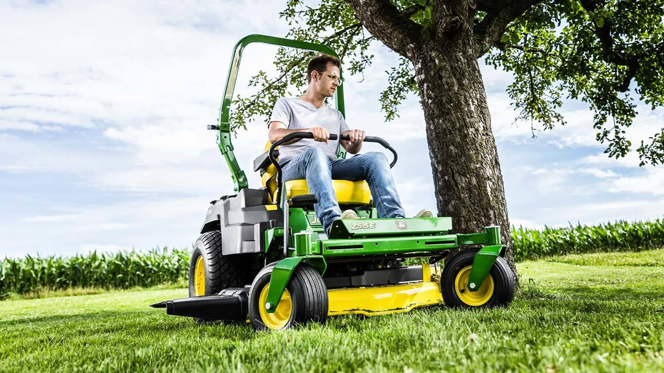 Trattorino rasaerba a scarico laterale John Deere Z515 E a sterzata zero da 708cm3 con piatto di taglio da 122cm.