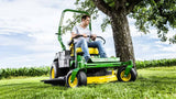 Trattorino rasaerba a scarico laterale John Deere Z515 E a sterzata zero da 708cm3 con piatto di taglio da 122cm.