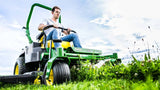 Trattorino rasaerba a scarico laterale John Deere Z515 E a sterzata zero da 708cm3 con piatto di taglio da 122cm.