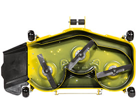 Trattorino rasaerba a scarico laterale John Deere Z515 E a sterzata zero da 708cm3 con piatto di taglio da 122cm.