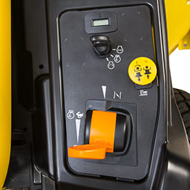 Trattorino rasaerba a scarico laterale John Deere Z515 E a sterzata zero da 708cm3 con piatto di taglio da 122cm.