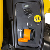 Trattorino rasaerba a scarico laterale John Deere Z515 E a sterzata zero da 708cm3 con piatto di taglio da 122cm.