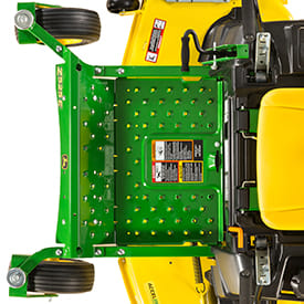 Trattorino rasaerba a scarico laterale John Deere Z515 E a sterzata zero da 708cm3 con piatto di taglio da 122cm.