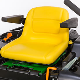 Trattorino rasaerba a scarico laterale John Deere Z515 E a sterzata zero da 708cm3 con piatto di taglio da 122cm.