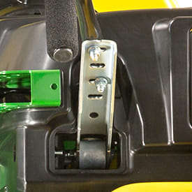 Trattorino rasaerba a scarico laterale John Deere Z545R a sterzata zero da 724cm3 con piatto di taglio da 122cm.