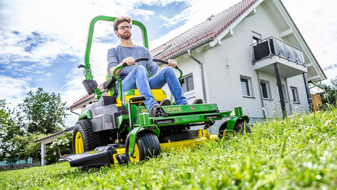 Trattorino rasaerba a scarico laterale John Deere Z545R a sterzata zero da 724cm3 con piatto di taglio da 122cm.
