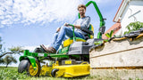 Trattorino rasaerba a scarico laterale John Deere Z545R a sterzata zero da 724cm3 con piatto di taglio da 122cm.