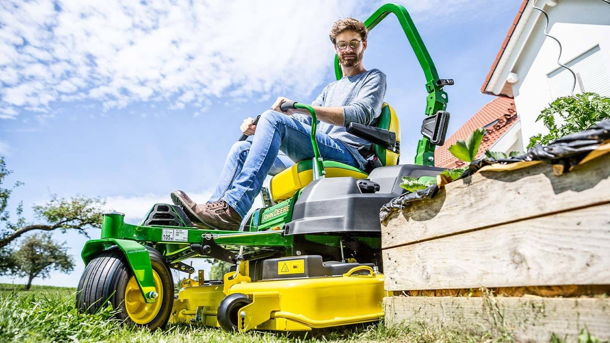 Trattorino rasaerba a scarico laterale John Deere Z545R a sterzata zero da 724cm3 con piatto di taglio da 122cm.