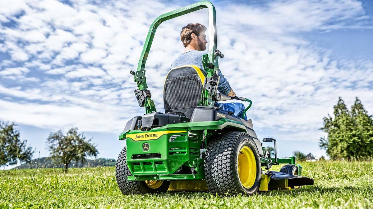 Trattorino rasaerba a scarico laterale John Deere Z545R a sterzata zero da 724cm3 con piatto di taglio da 122cm.