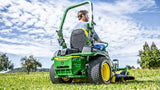 Trattorino rasaerba a scarico laterale John Deere Z545R a sterzata zero da 724cm3 con piatto di taglio da 122cm.
