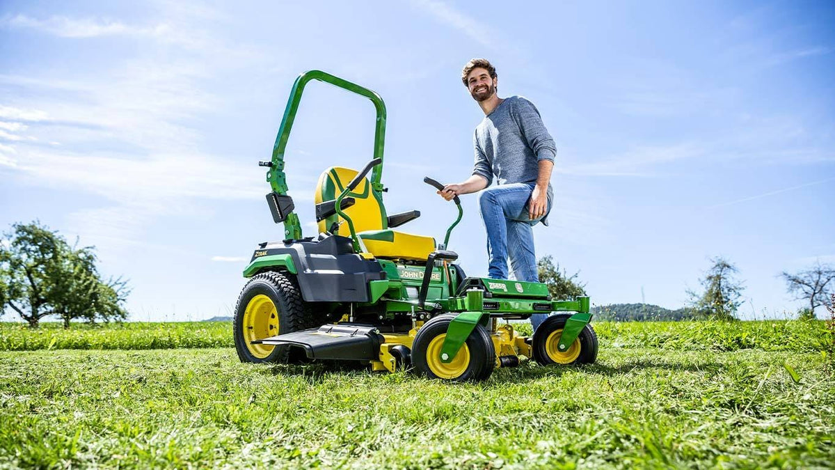 Trattorino rasaerba a scarico laterale John Deere Z545R a sterzata zero da 724cm3 con piatto di taglio da 122cm.